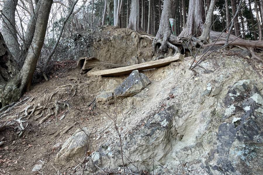 高水山山頂付近の登山道。一部が崩れている。