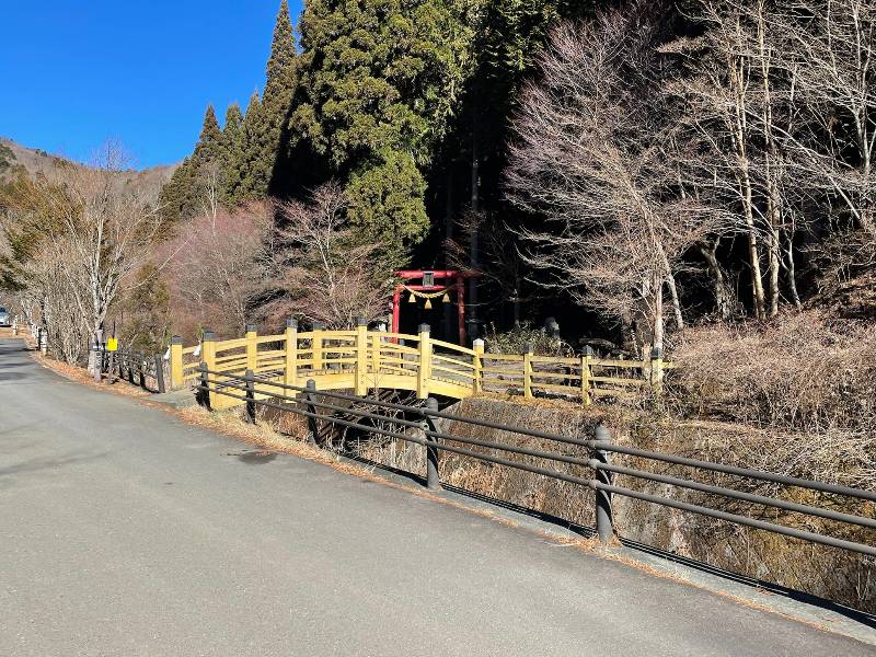 鳥居まで舗装道路を歩く