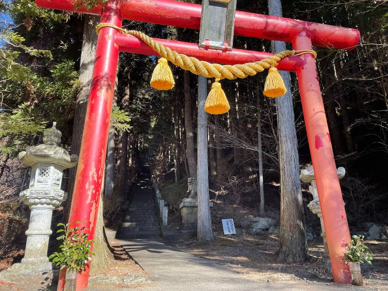 石割神社の赤鳥居