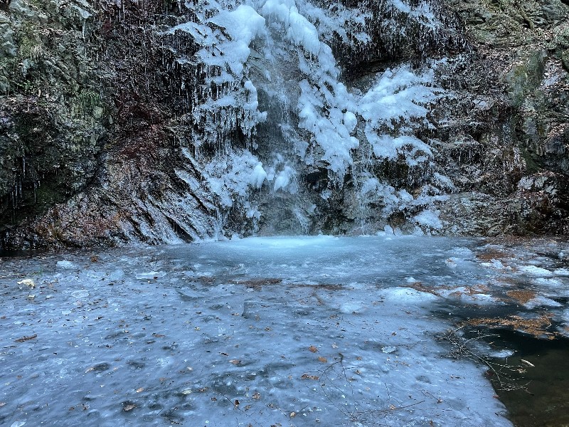 「払沢の滝」凍った滝つぼ